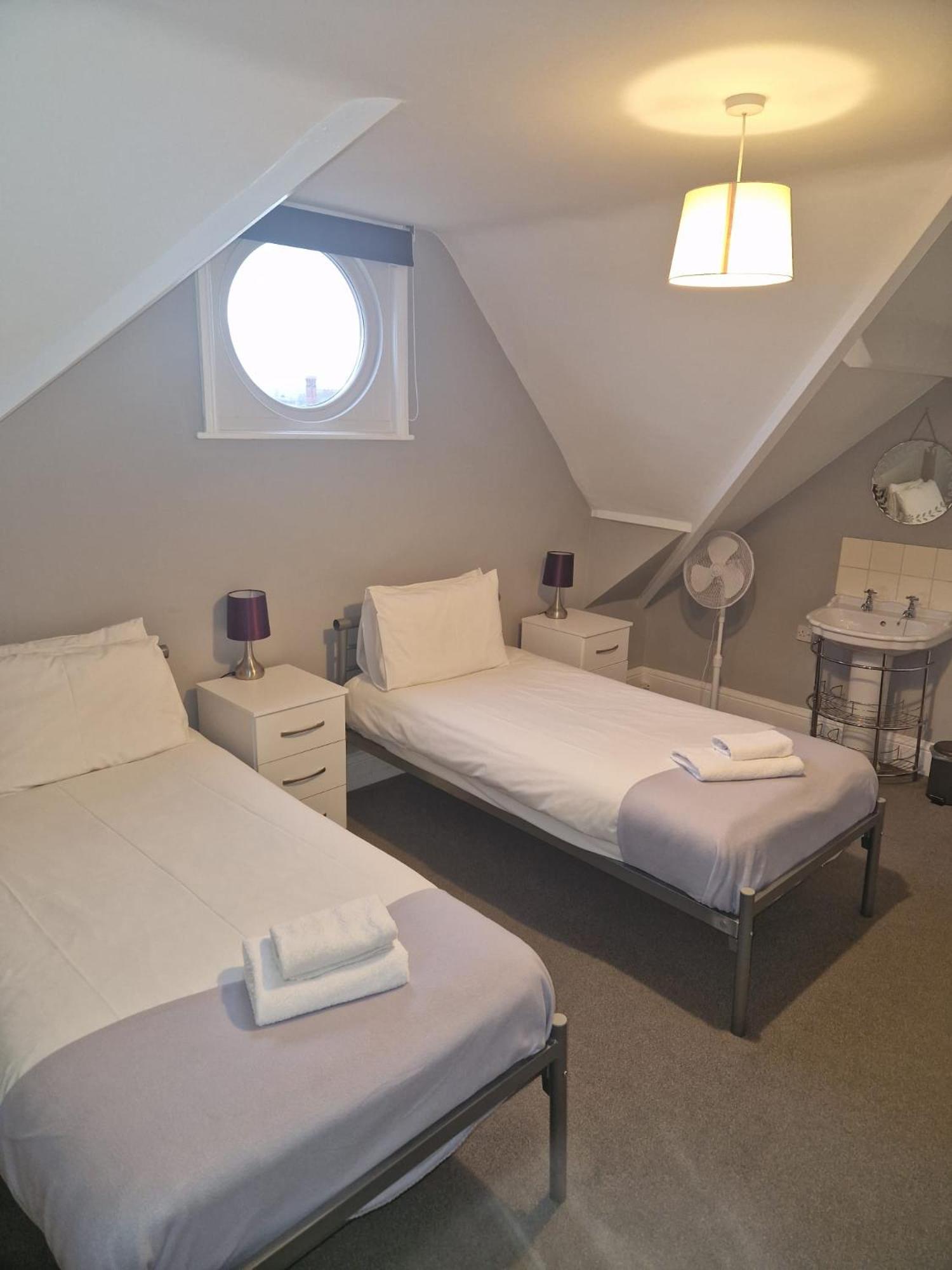 Hereford - Falcon House - Spacious 5 Bedroom House With Games Room - Sleeps 14 Guests - Great Property For Family & Friends Gathering Together - Hosted By Rentmyhouse Экстерьер фото